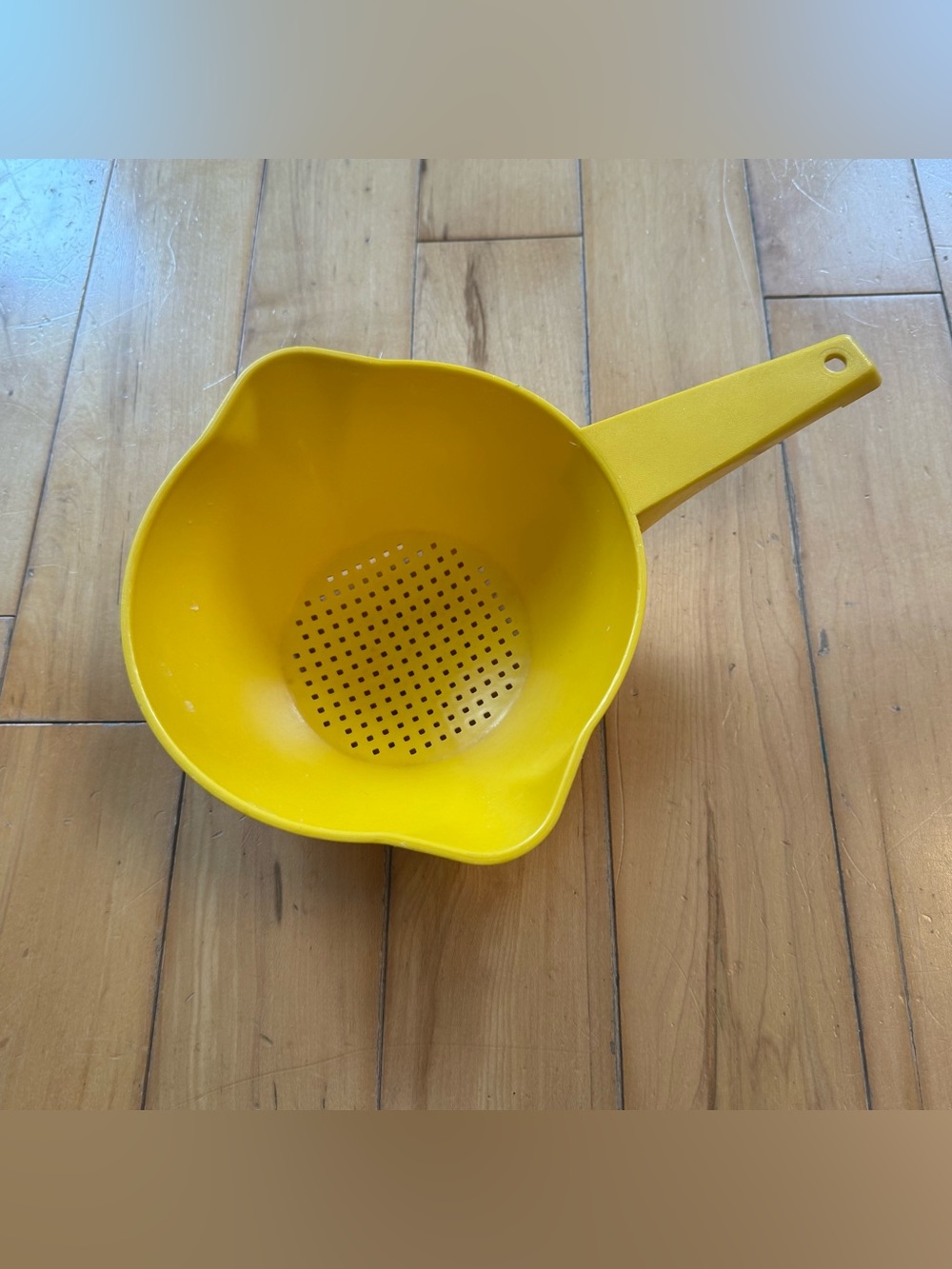 Tupperware Yellow Plastic colander with Handle